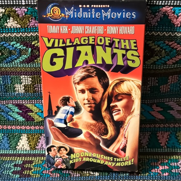 📼 Village of the GIANTS! on VHS used, in excellent condition. Cult classic 🍿👀 - Picture 1 of 7
